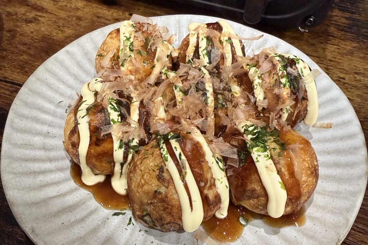 炎たこIIで焼いたたこ焼き。ソース・マヨネーズ・かつお節・青のりをかけた完成皿