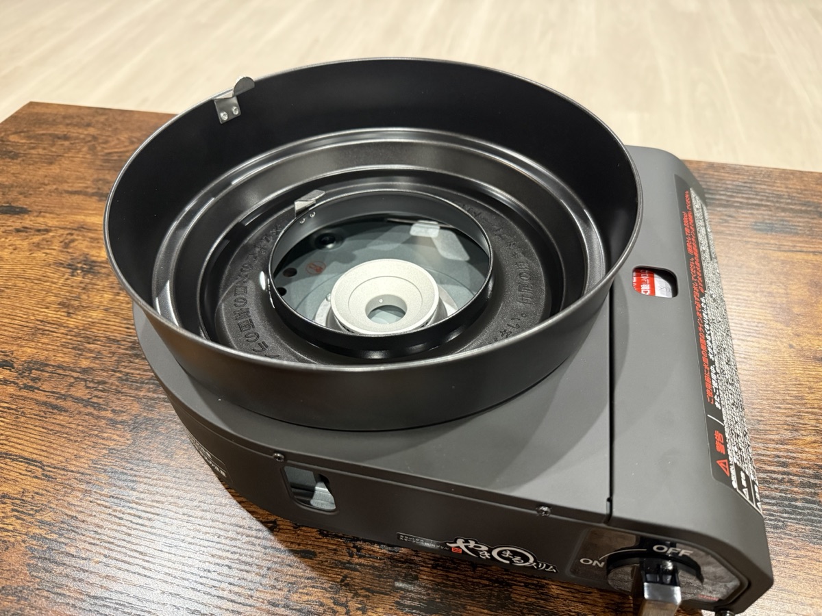 やきまる使用後の水受けトレー。脂が水に落ちている